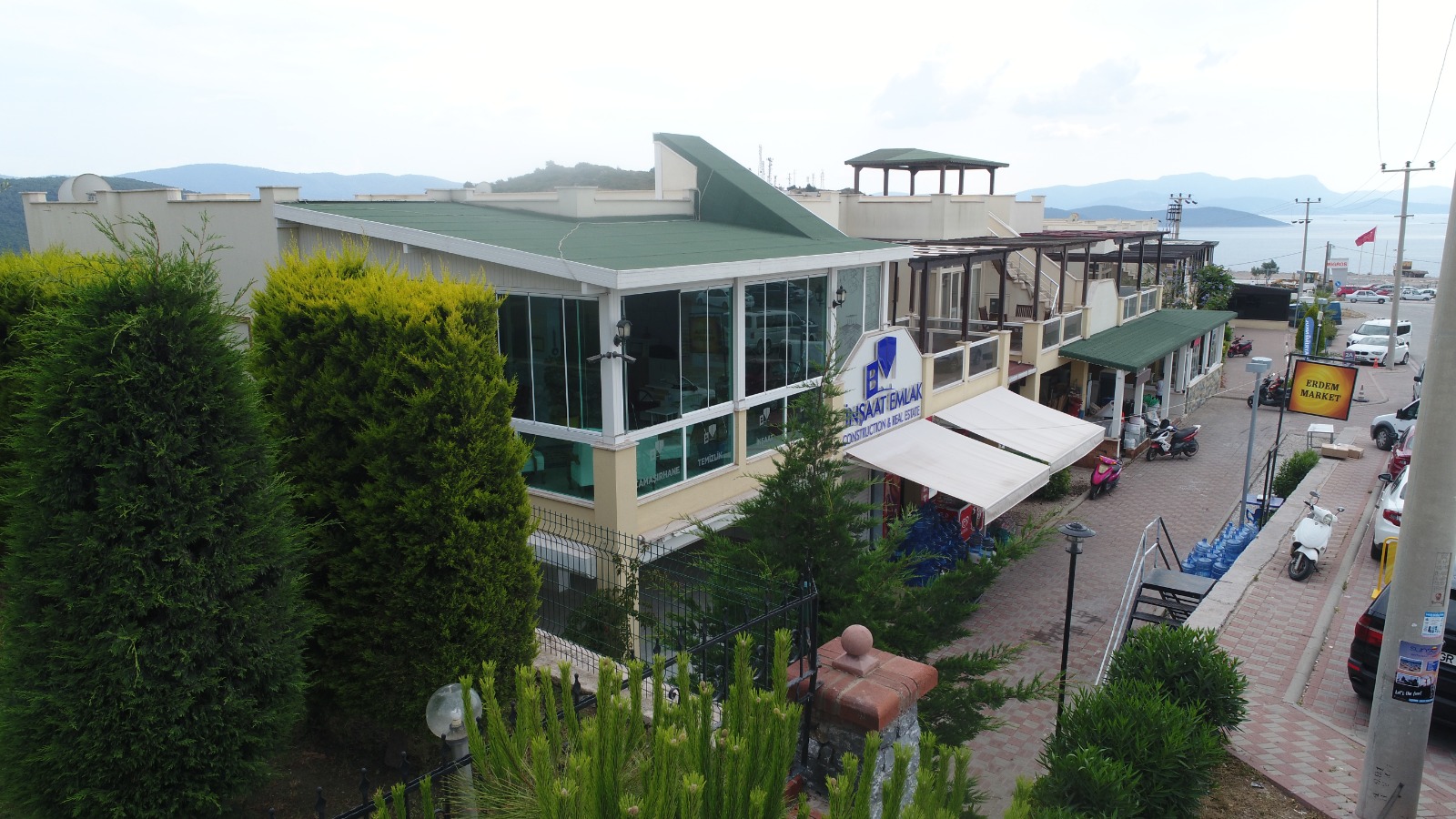 B&M Yapı Adabükü ofisi sokak görünümü